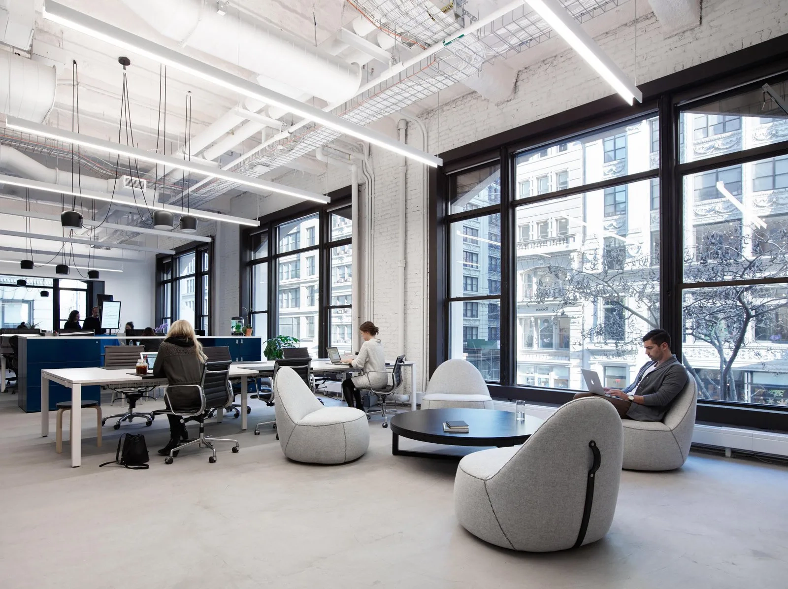 啄木鸟传媒公司现代化办公环境实景